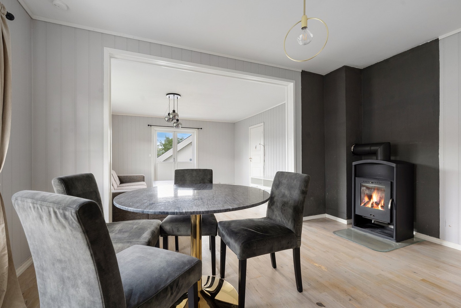 Stue/spisestue med frittstående vedovn. Galleribilde