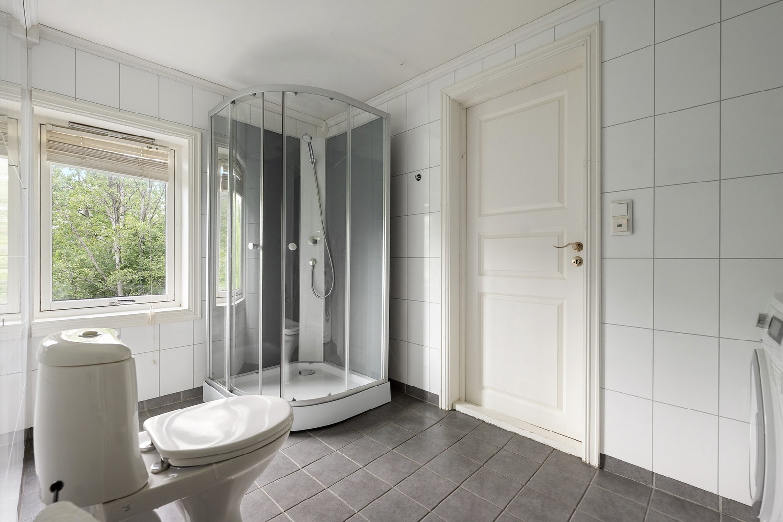 Badet er helfliset og utstyrt med varmekabler i gulvet. Galleribilde