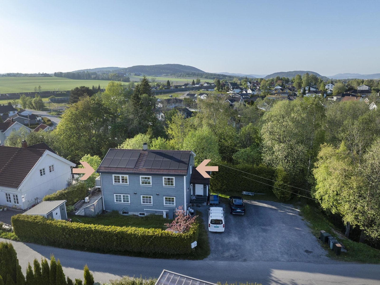 Det er god plass til flere biler på gårdsplassen som man deler med naboen i 1. etasje. Galleribilde