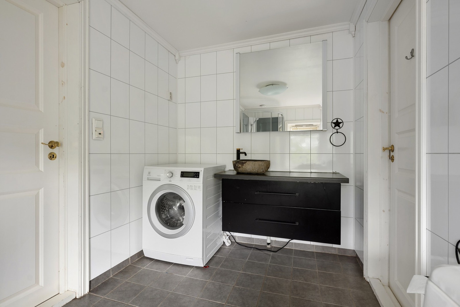 Badet har opplegg for vaskemaskin og tørketrommel. Galleribilde