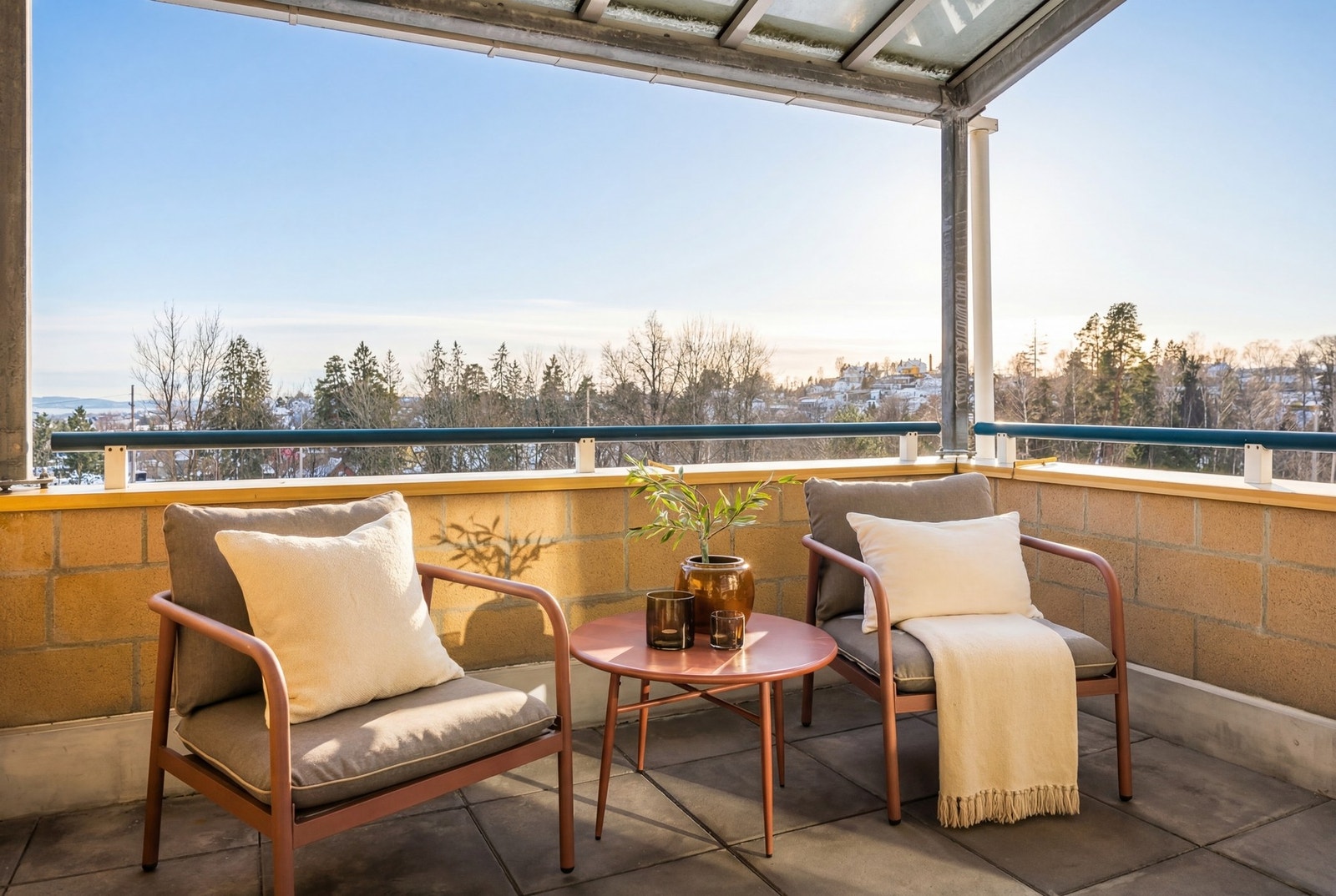 Solrik balkong med fjordgløtt Galleribilde