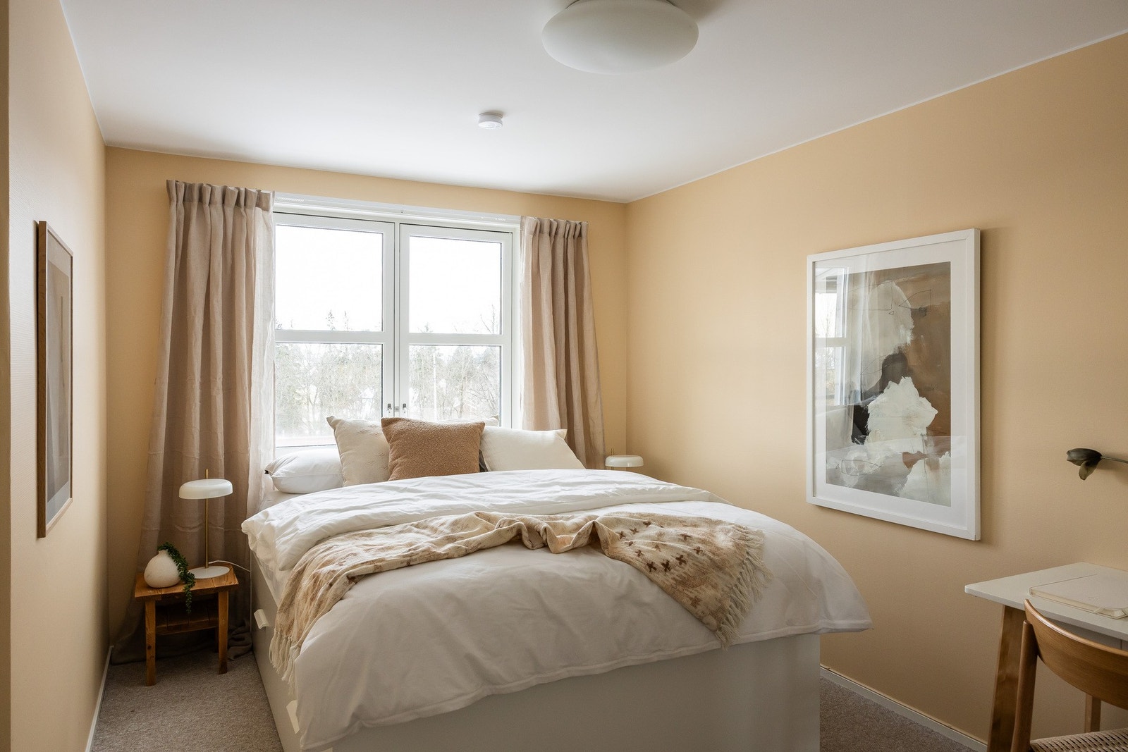 Romslig soverom med nymalte overflater og vegg-til-vegg gulvteppe. Galleribilde