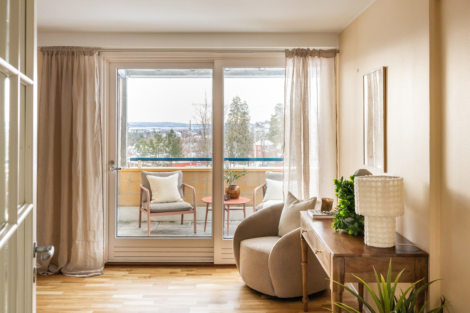 Fra stuen er det utgang til solrik balkong med utsikt Galleribilde