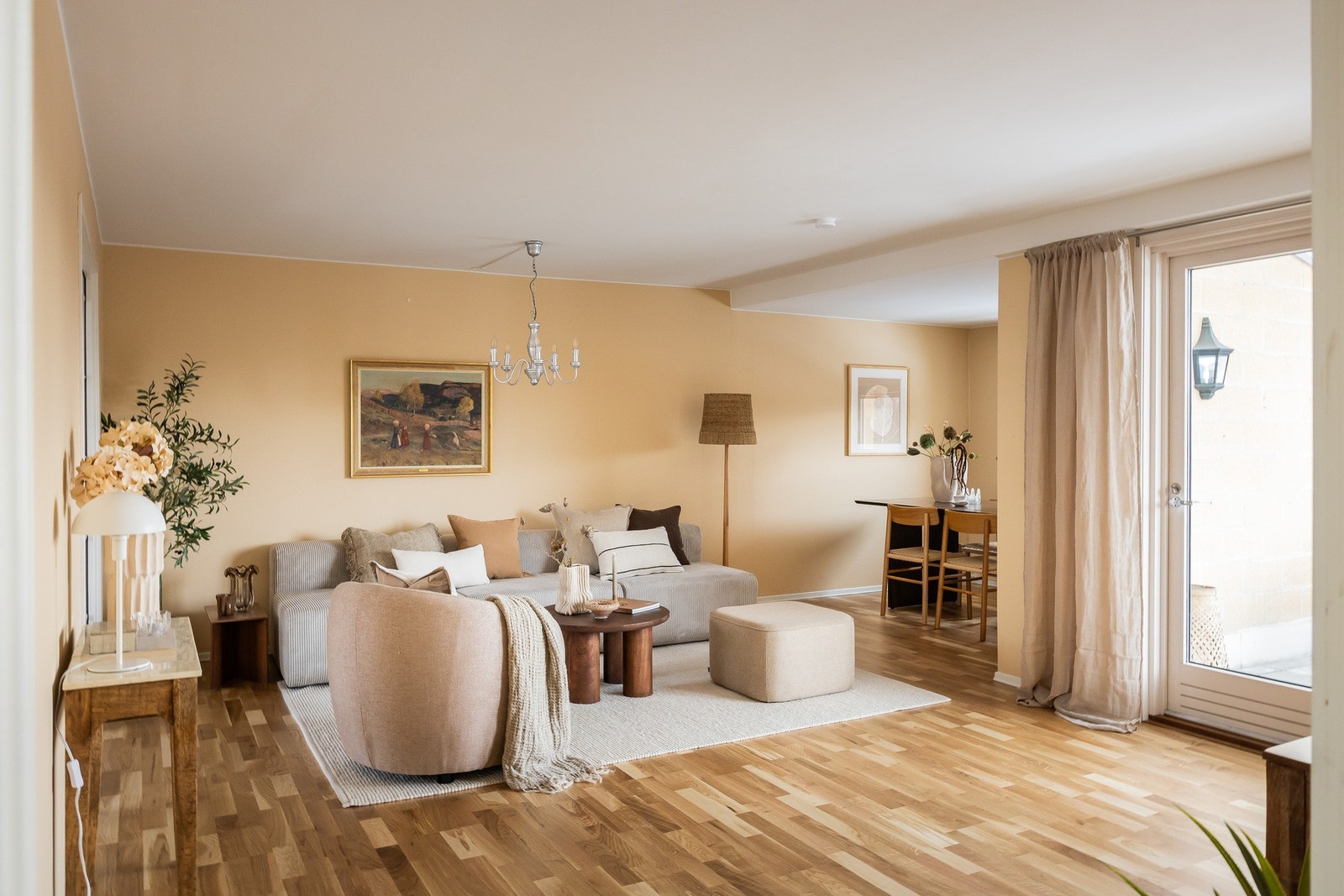 Romslig stue/spisestue med flere innredningsmuligheter Galleribilde