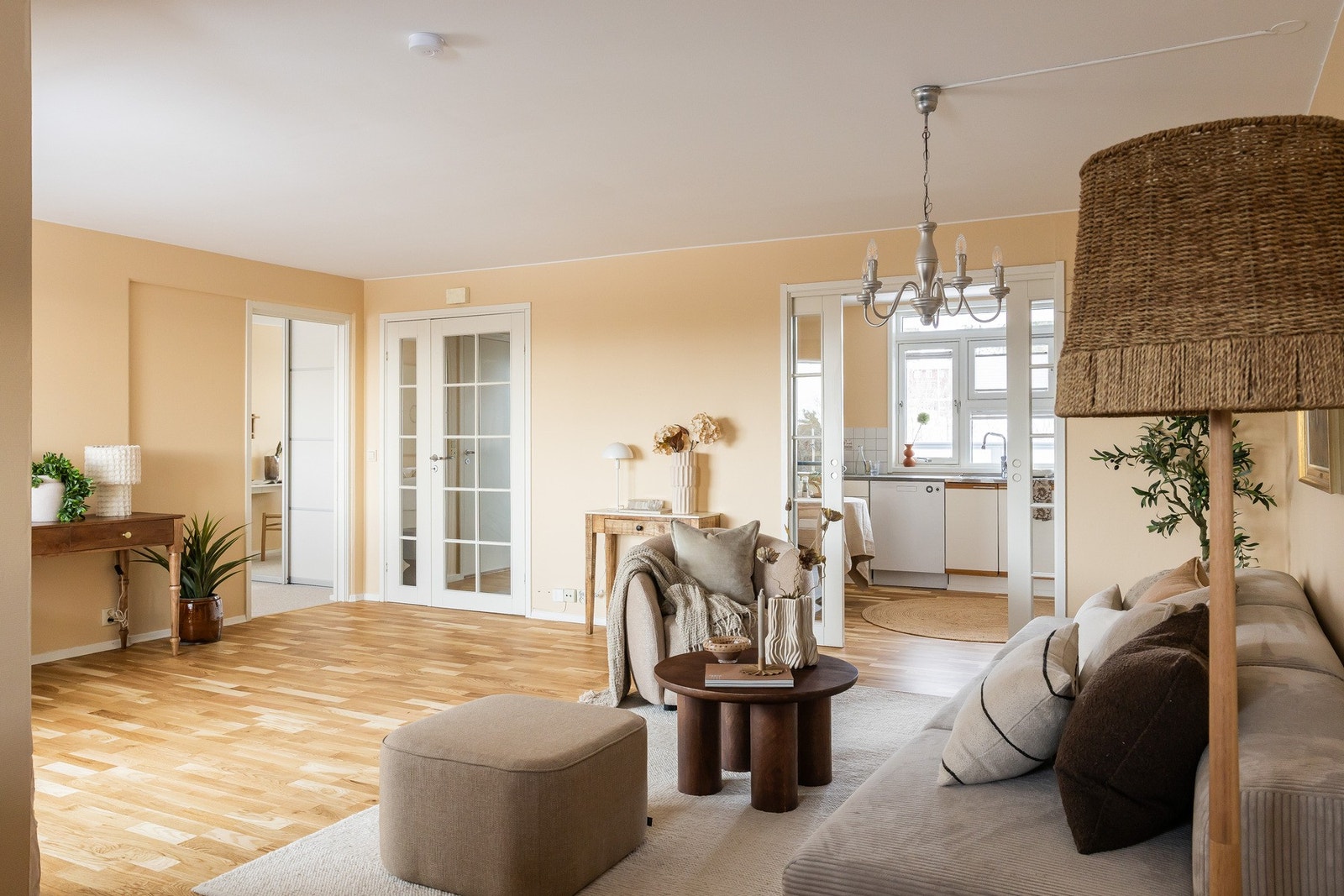 I stuen er det god plass til spisestue (langbord) tilknyttet kjøkkenet. Her er det mange møbleringsmuligheter. Galleribilde