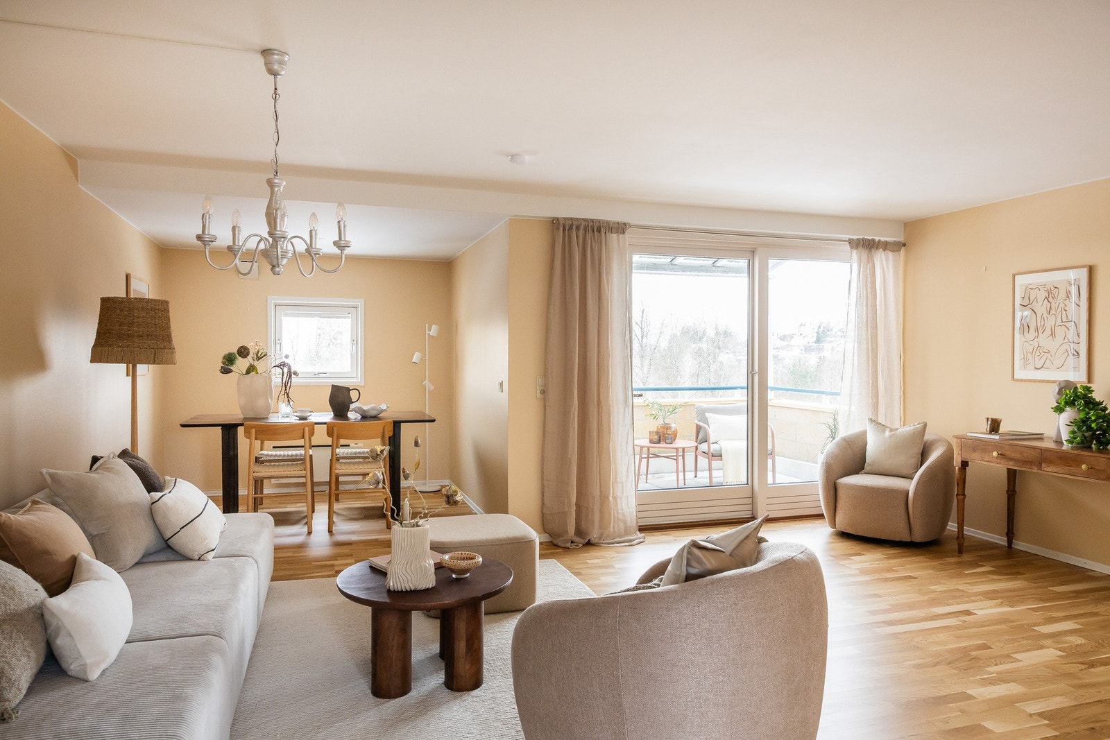 Lys, trivelig og gjennomgående 2-roms i 3 etasje med heisadkomst, solrik balkong og garasjeplass. Galleribilde