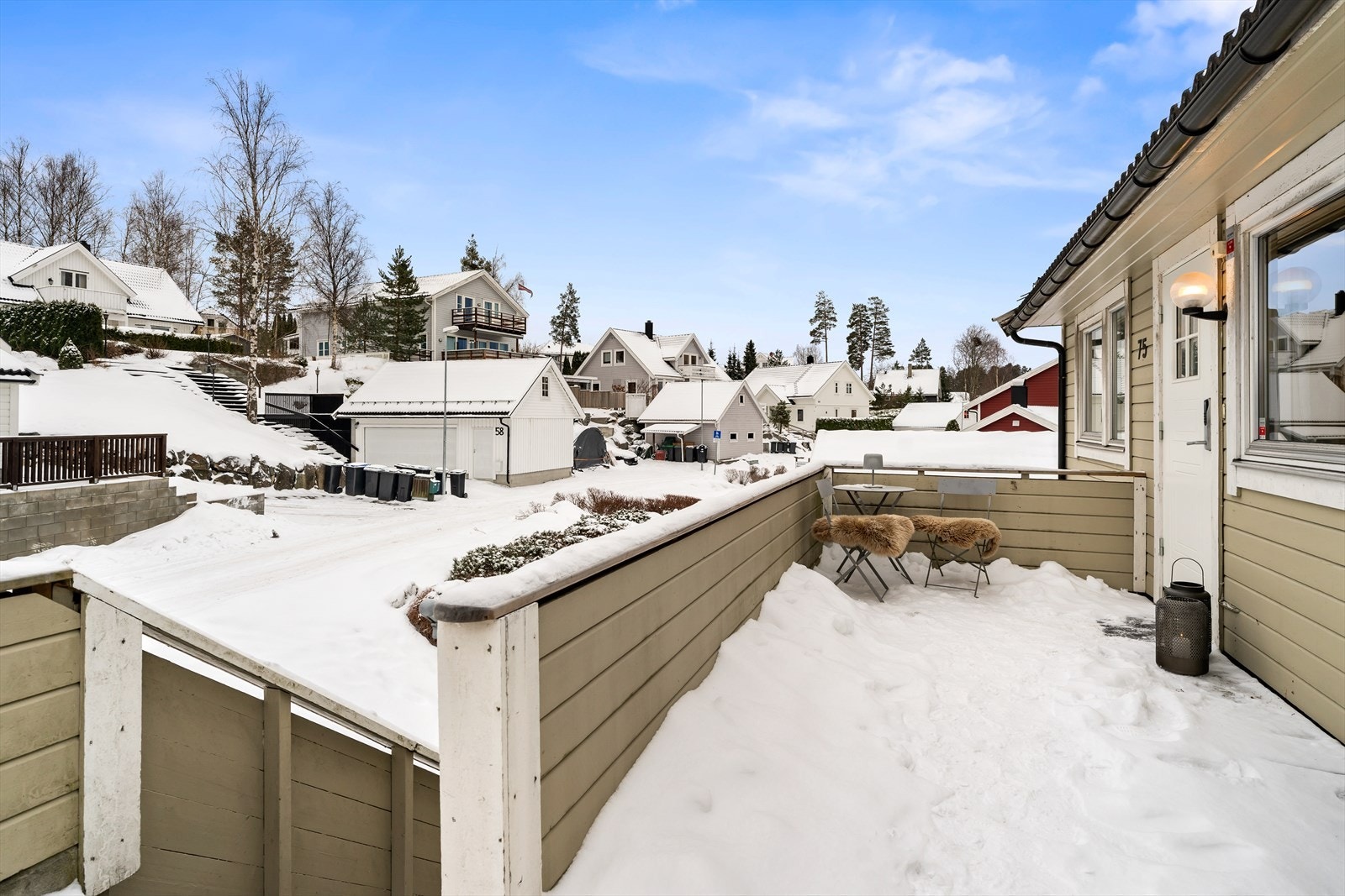 Inngangsparti med balkong. Dette er en endeleilighet uten boenheter over eller under seg. Galleribilde