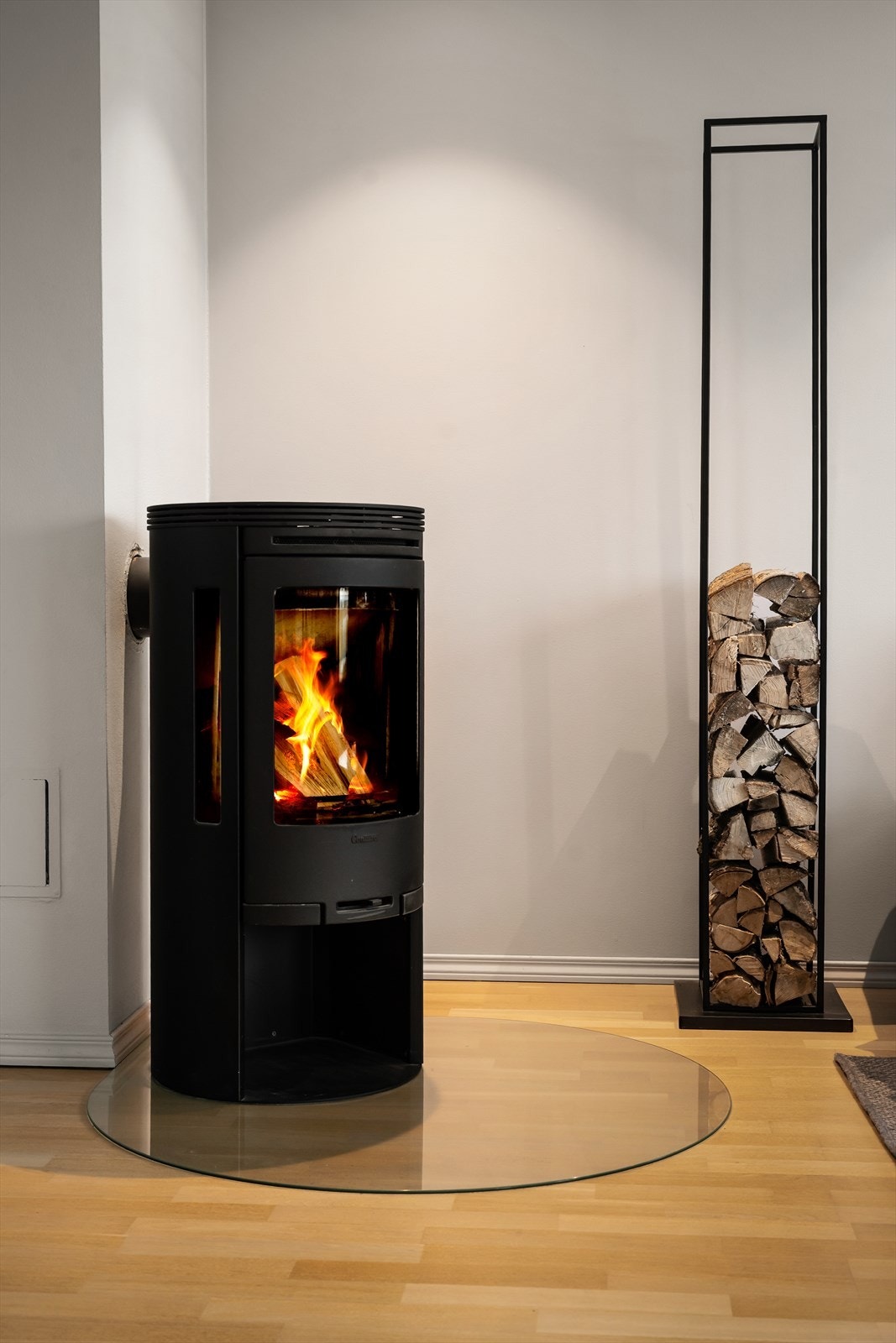 En vedovn sørger for effektiv oppvarming og er et sentralt element i rommet. Galleribilde