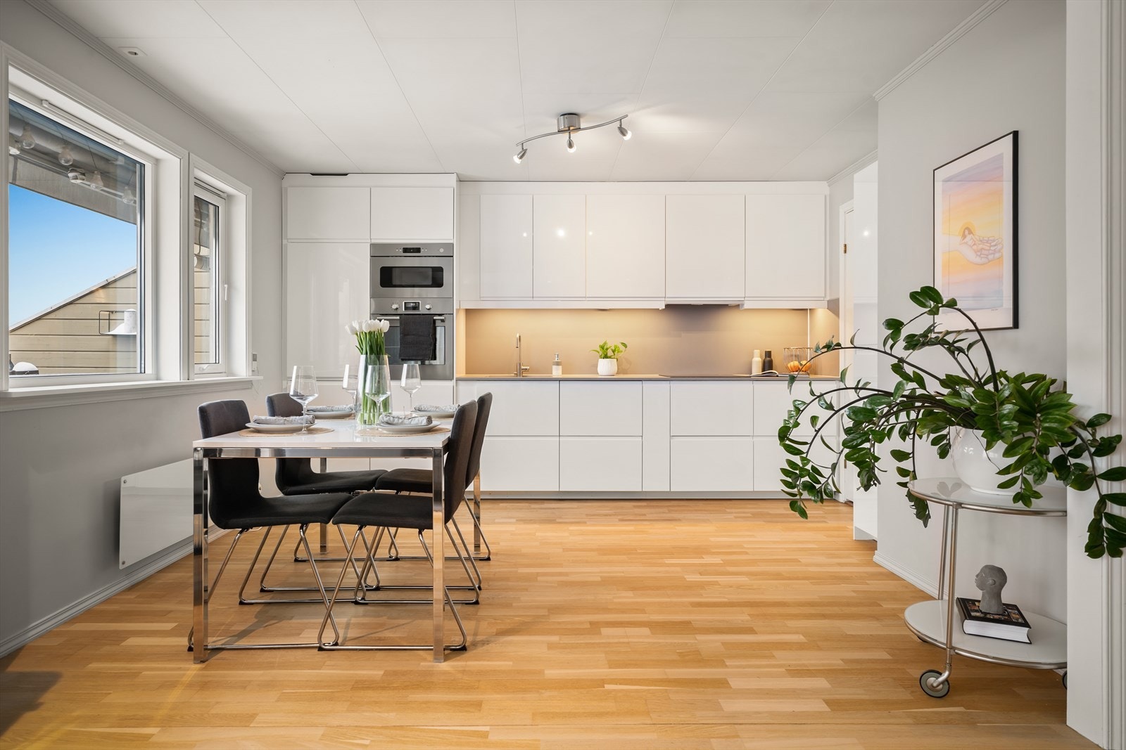 Kjøkkenet har en naturlig plassering i den åpne løsningen, med egen spiseplass. Galleribilde