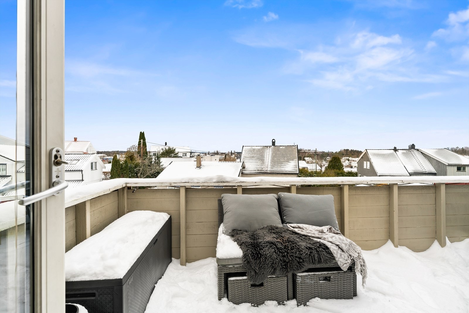 Balkongen er en fin forlengelse av stuen, med plass til utemøbler og grill. Galleribilde