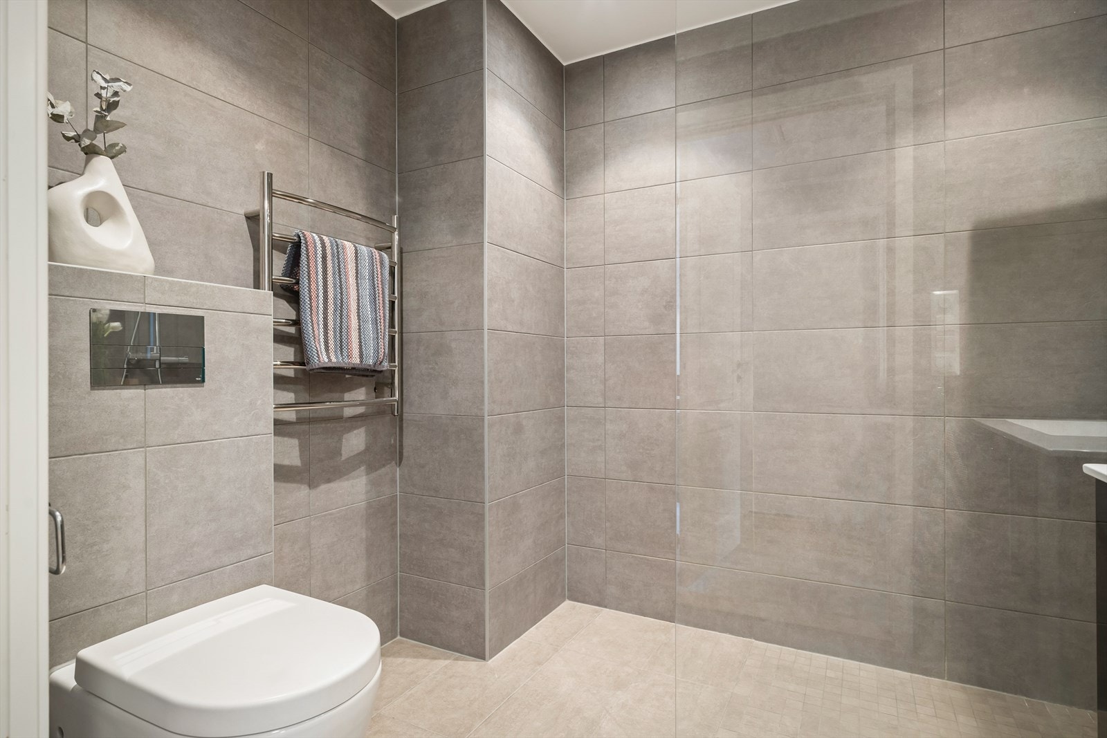 Her er det vegghengt klosett og elektriske varmekabler i gulvet for ekstra komfort. Galleribilde