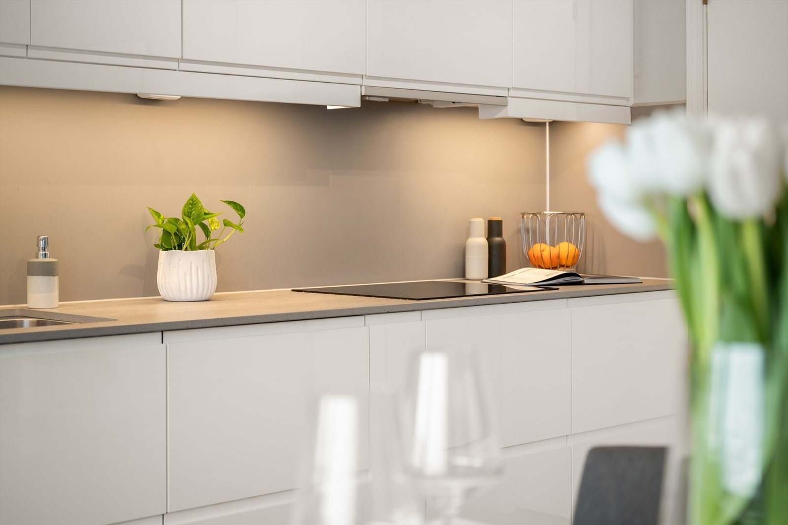 Benkeplaten er av stein, og det er ventilator over kokesonen. Galleribilde