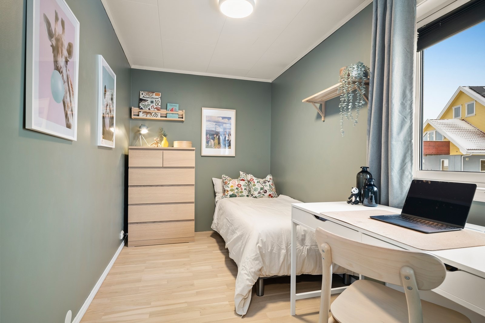 Det andre soverommet egner seg godt som barnerom, gjesterom eller kontor. Galleribilde