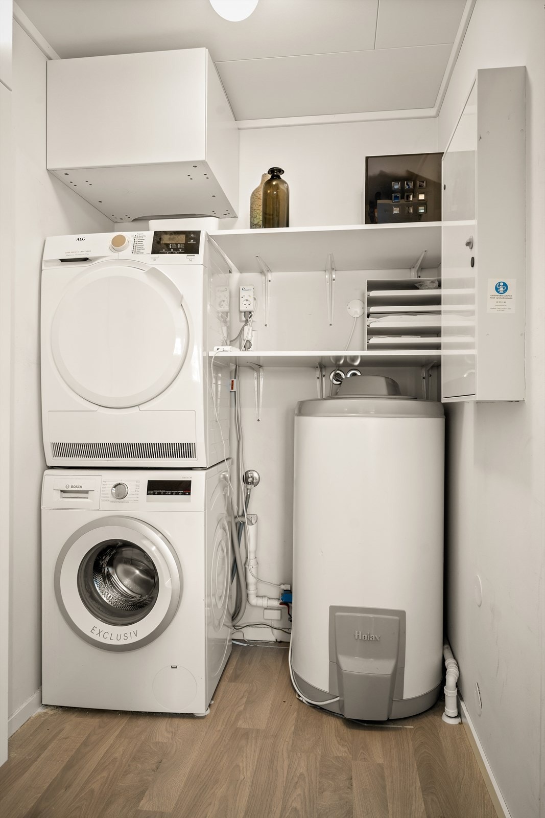 En innvendig bod fungerer som et praktisk vaskerom med varmtvannstank på 200 liter. Galleribilde