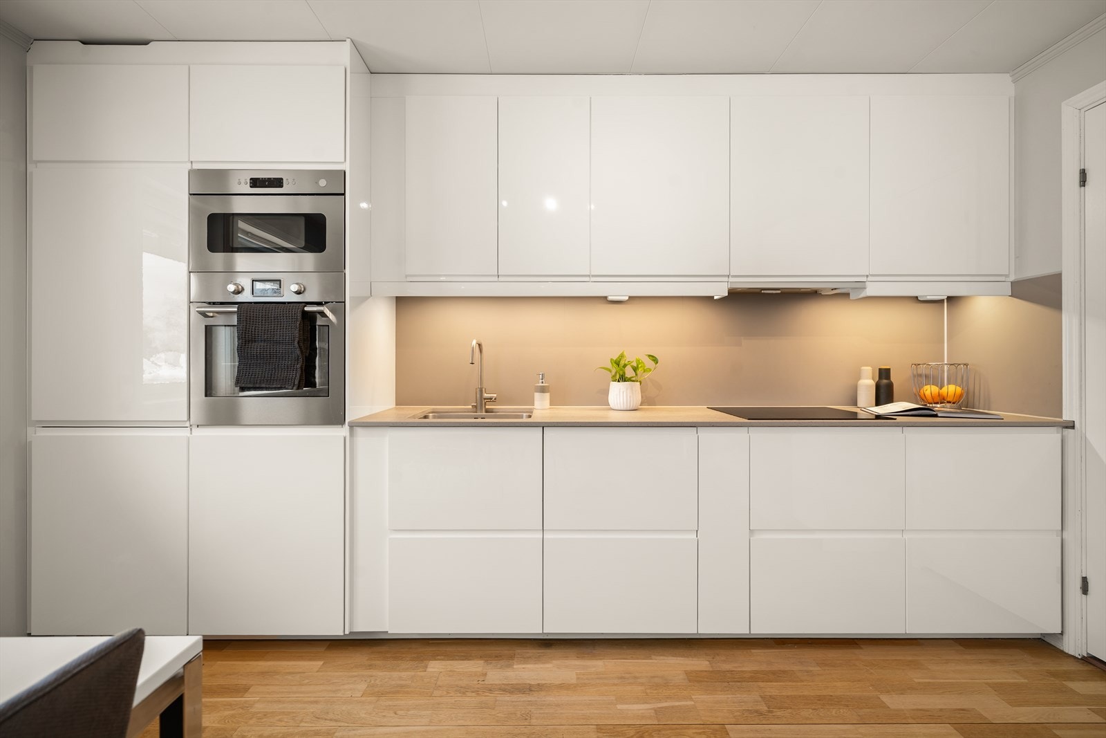 Her er det godt med både skap- og benkeplass for matlaging. Galleribilde