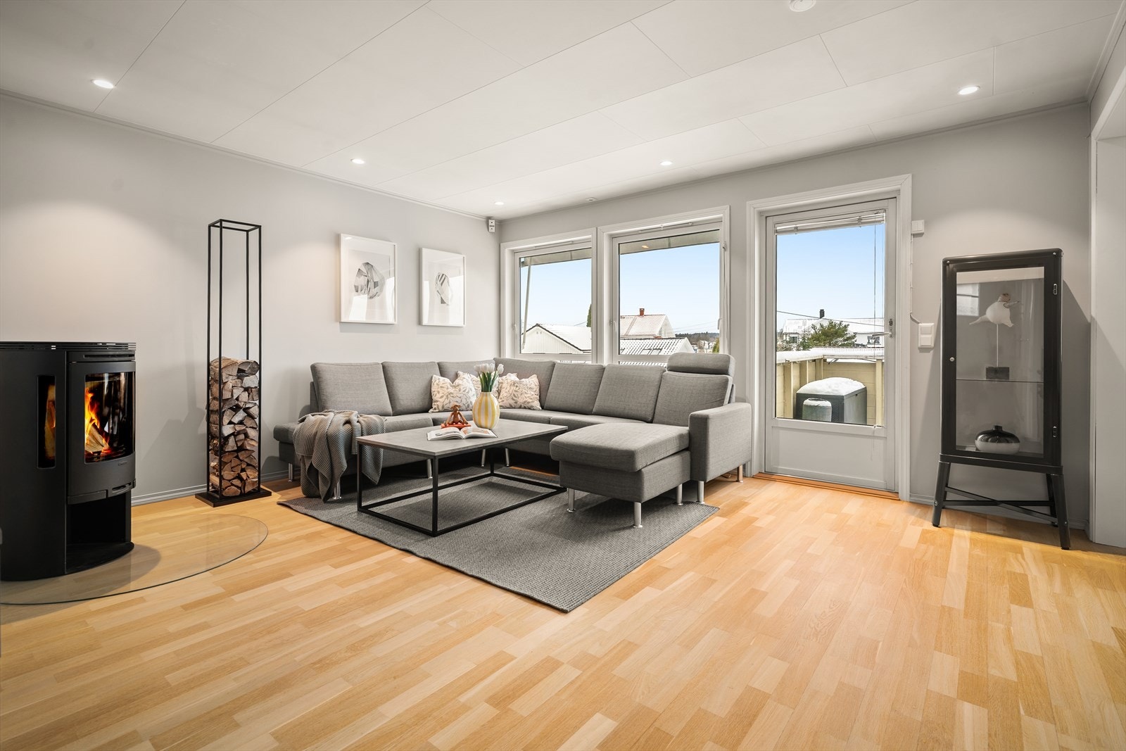 Store vindusflater og dør til balkongen slipper inn rikelig med dagslys. Galleribilde