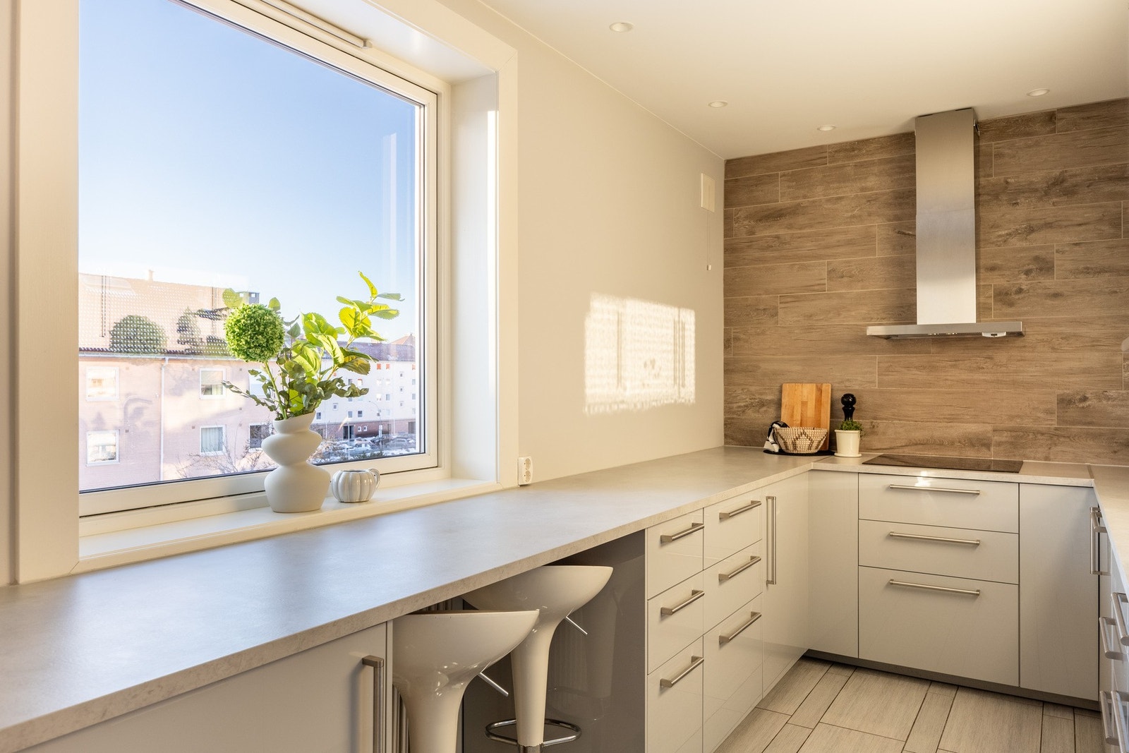 Lekker kjøkkeninnredning fra 2021 med en fin kombinasjon av skap- og benkeplass for både oppbevaring og matlaging. Galleribilde