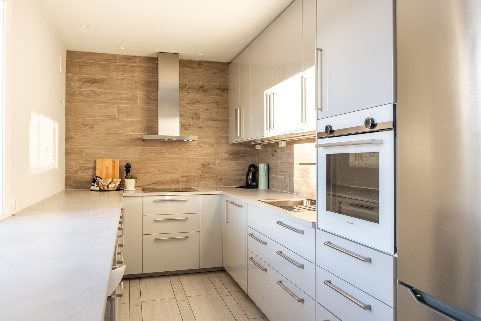 Integrerte hvitevarer gir et godt helhetsinntrykk, og består av oppvaskmaskin, nedfelt induksjonstopp og stekeovn plassert i høyskap. Det er videre frittstående kjøleskap med fryser. Galleribilde