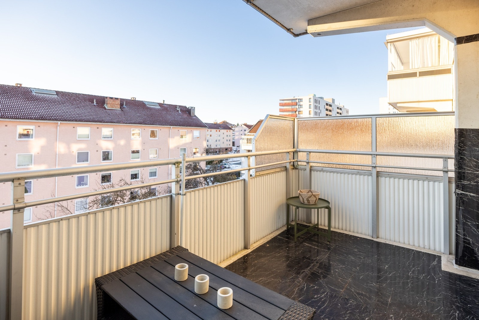 Leiligheten har en stor, vestvendt balkong med meget gode solforhold. Galleribilde