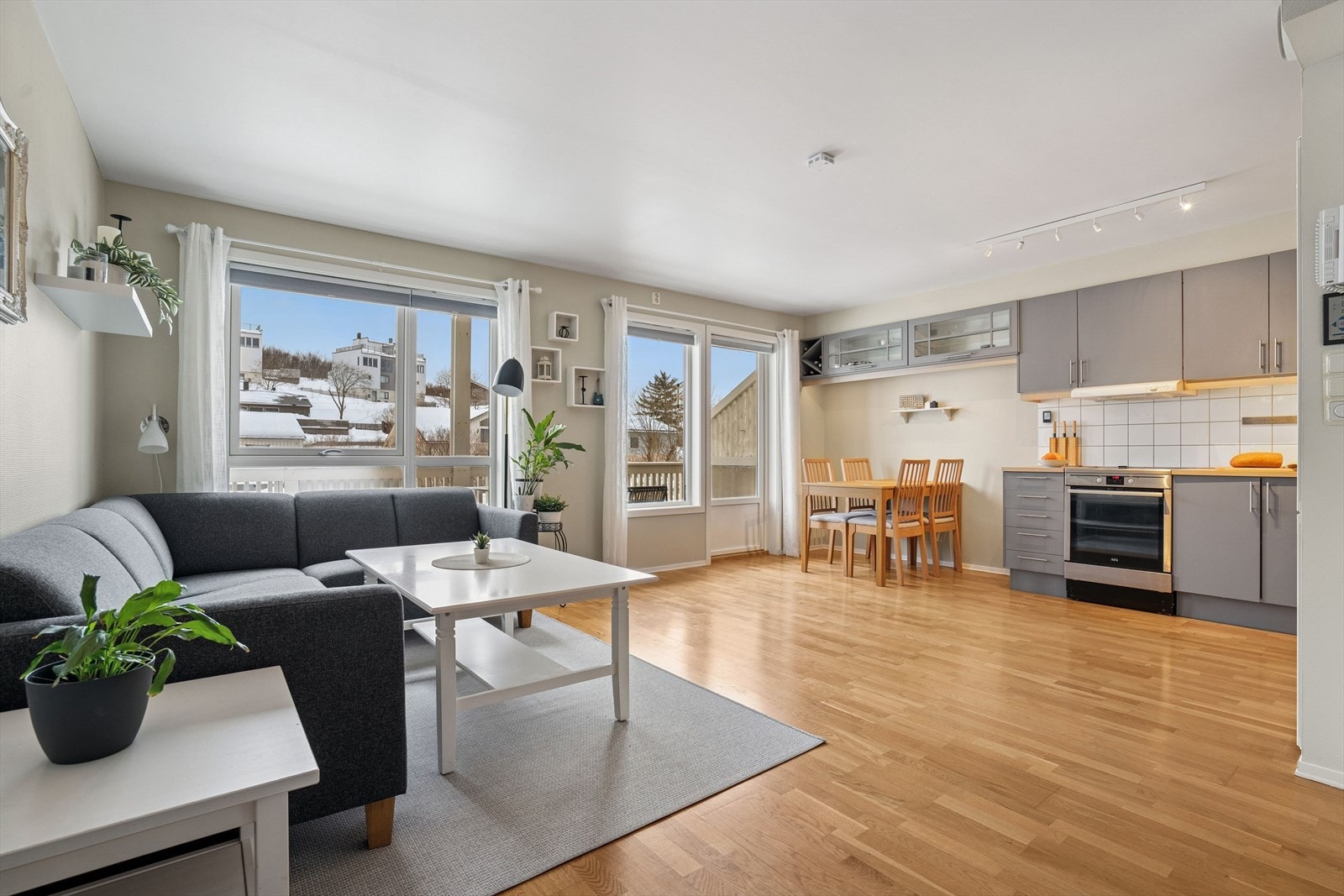 Felleskostnadene for leiligheten er på kr 4 500,- i mnd og inkluderer bl.a. renter/avdrag, bygningsforsikring, TV/Internett, kommunale avgifter, renovasjon og drift/vedlikehold. Galleribilde