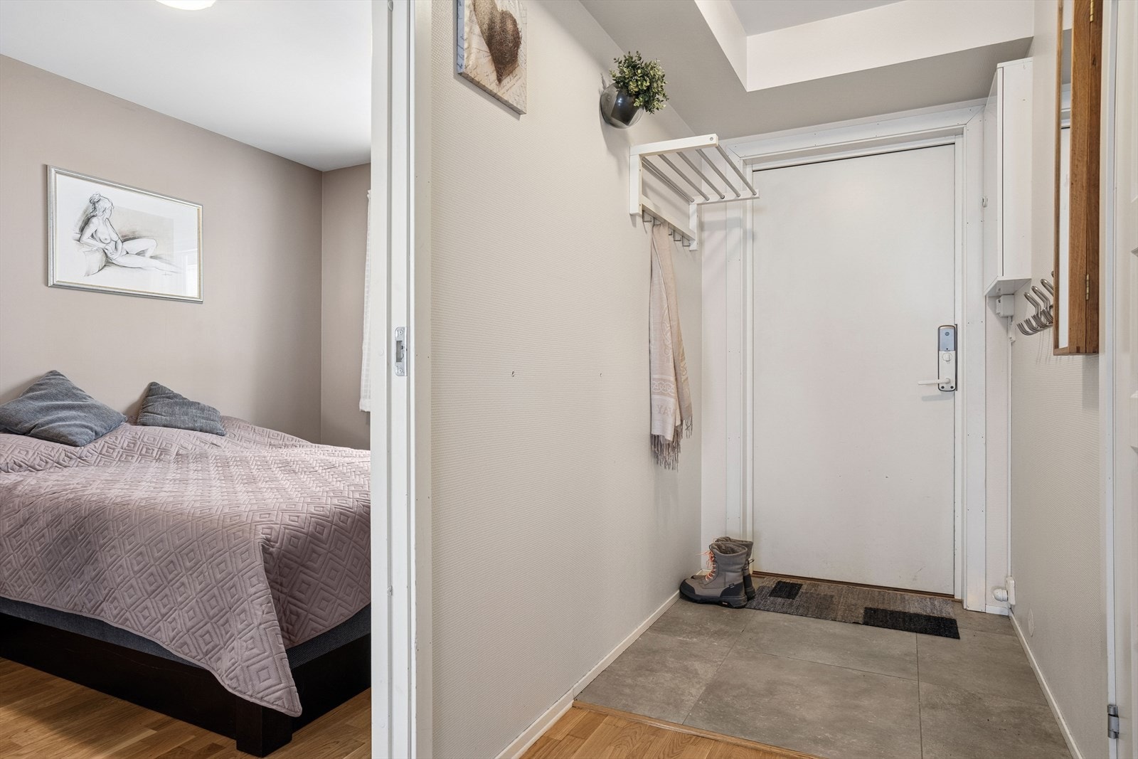 Herfra har du adkomst til badet, begge soverommene, boden og videre inn i stue/kjøkken. Galleribilde