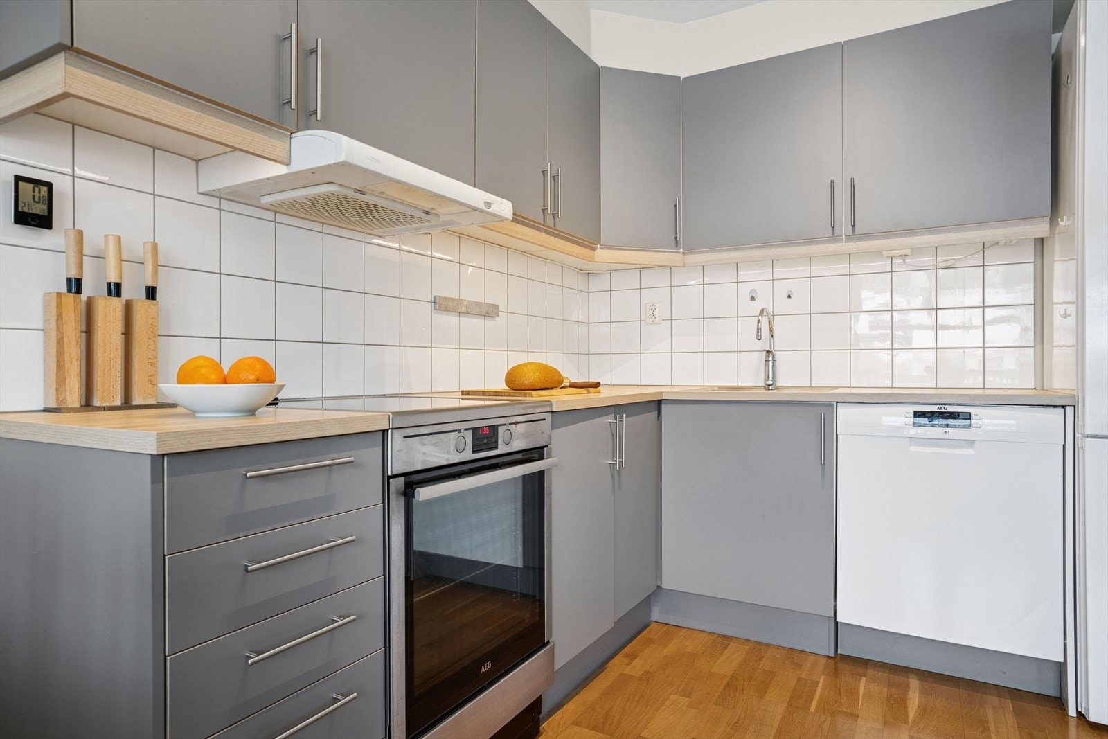 Godt med skap- og benkeplass - I tillegg får en overskap i kroken innenfor. Galleribilde