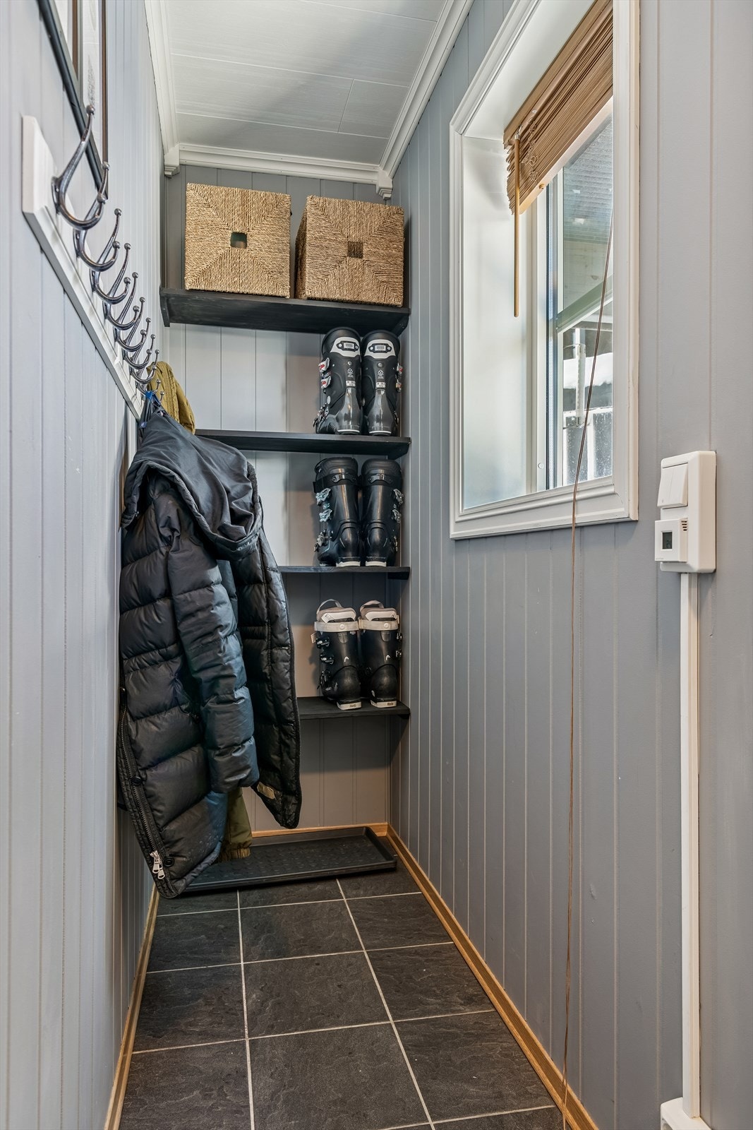 Entréen har flislagt gulv med gulvvarme, ideelt for våte sko og klær. Galleribilde