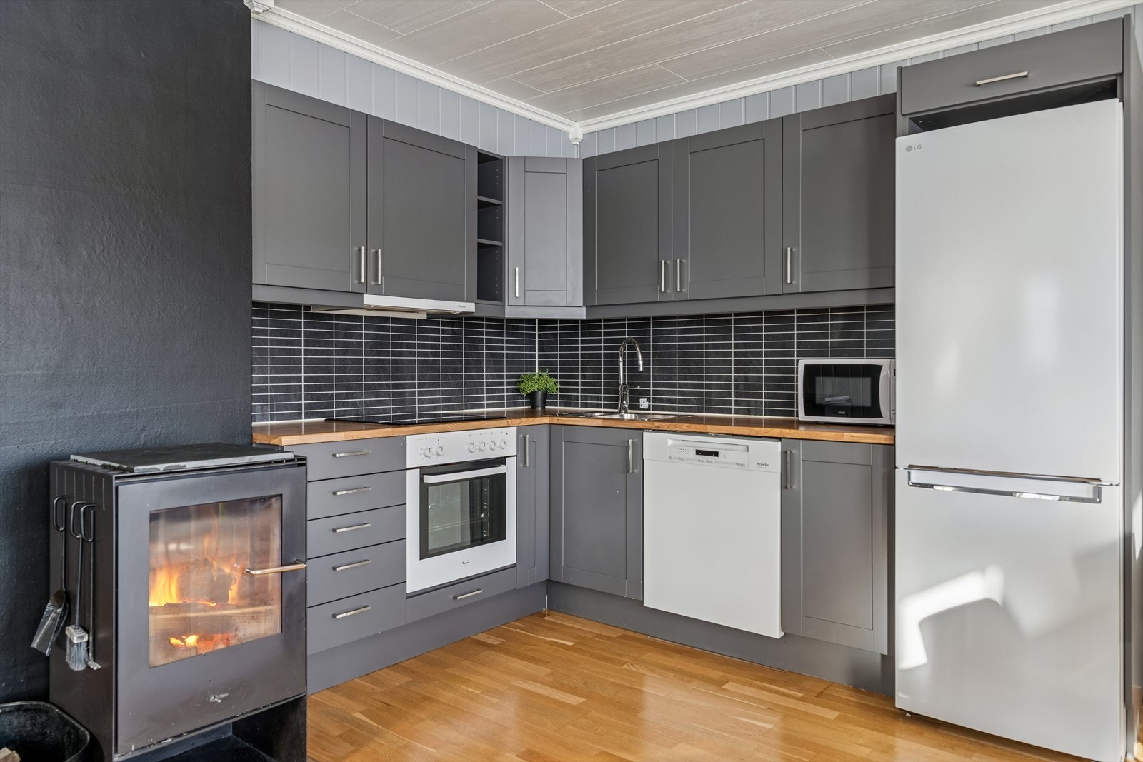 Kjøkkeninnredningen fra byggeåret har laminerte fronter, integrert stekeovn og platetopp. Galleribilde