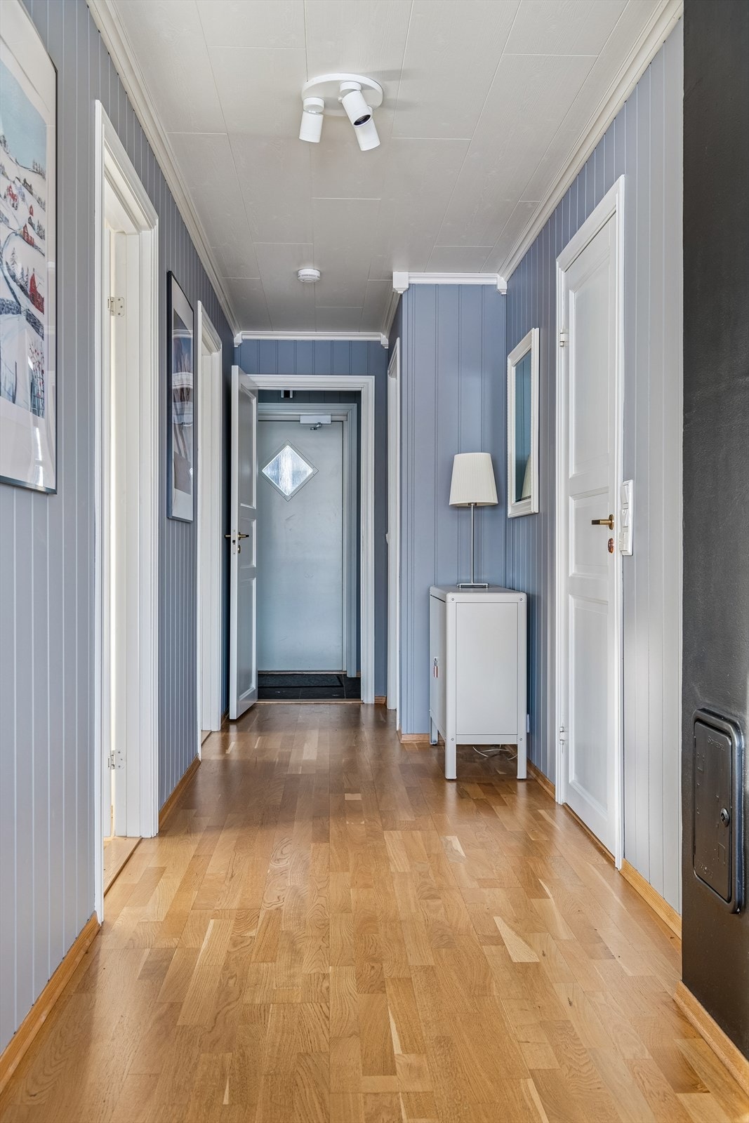 Gangen binder sammen soverommene og oppholdsrommet, med heltre innerdører. Galleribilde