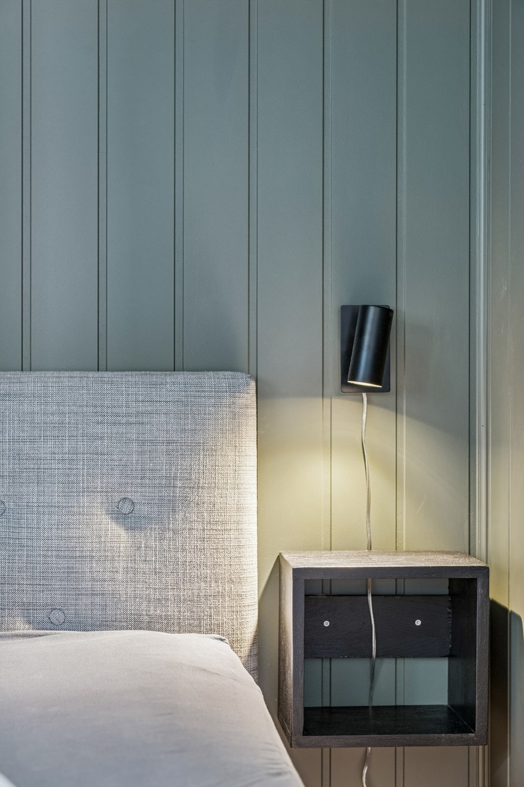 Gjennomgående materialvalg med parkett på gulv og MDF-plater på veggene. Galleribilde