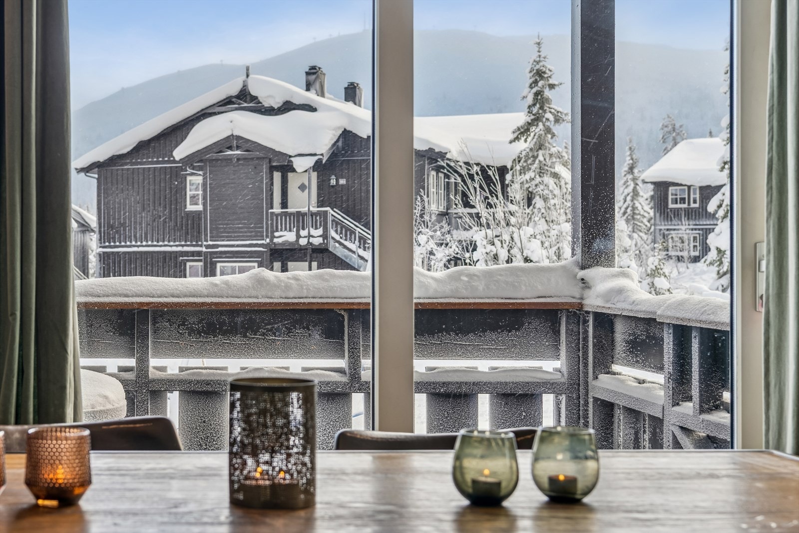 Den overbygde terrassen på 6 m² fungerer som en forlengelse av stuen. Galleribilde