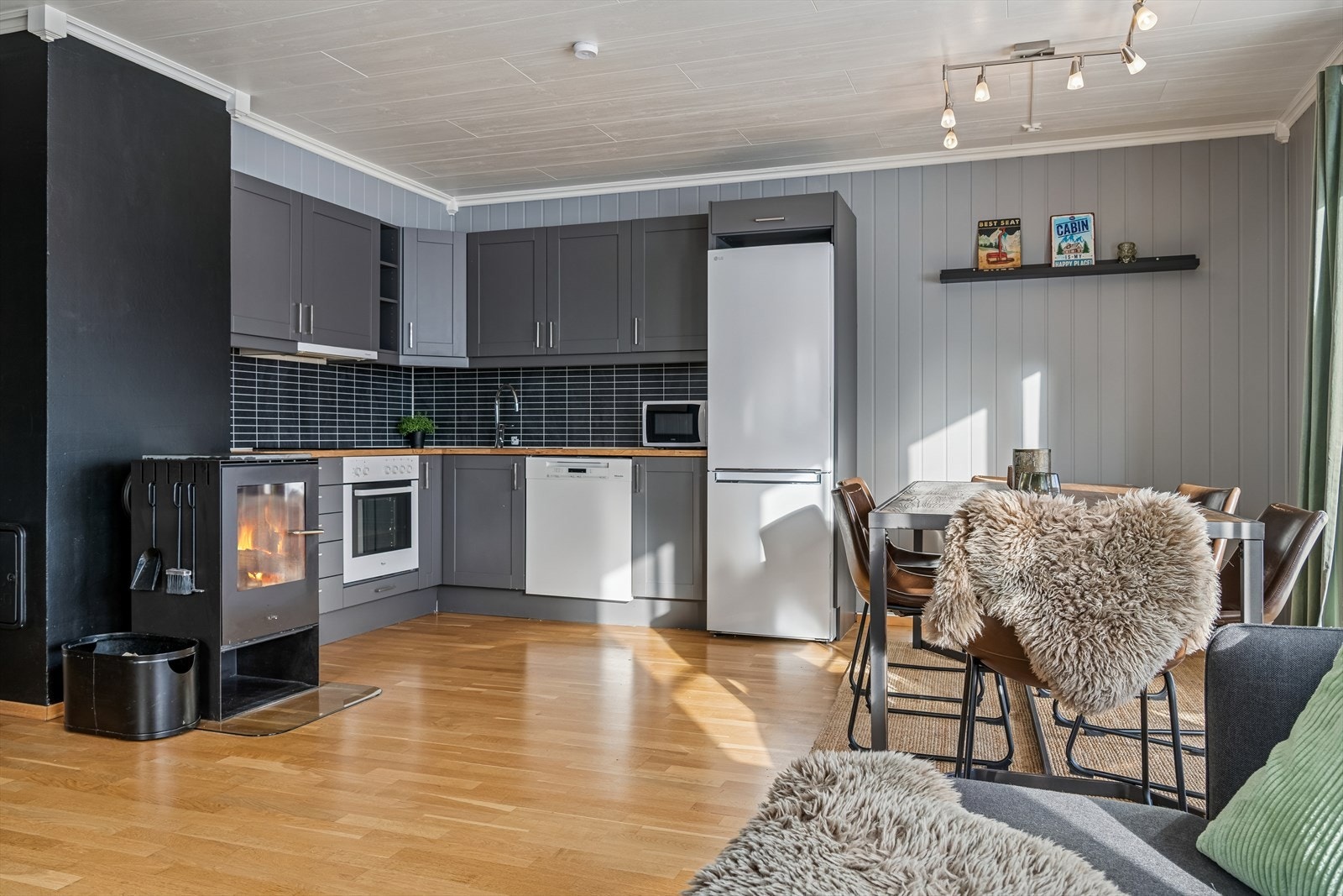 Vedovnen i stuen gir effektiv varme og en lun atmosfære etter en dag ute. Galleribilde