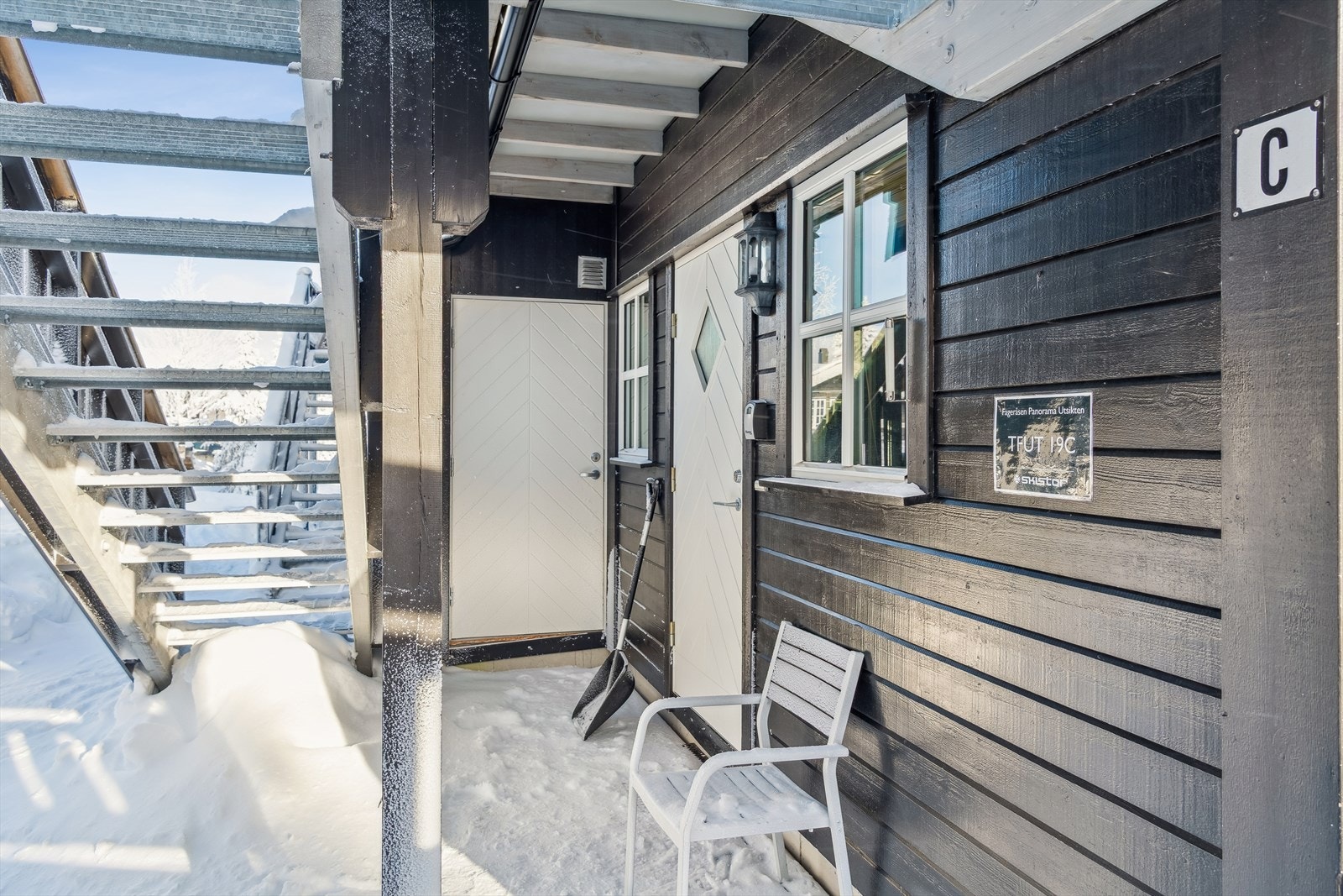 Overbygget inngangsparti med adkomst til leiligheten og en ekstern bod på 3 m². Galleribilde