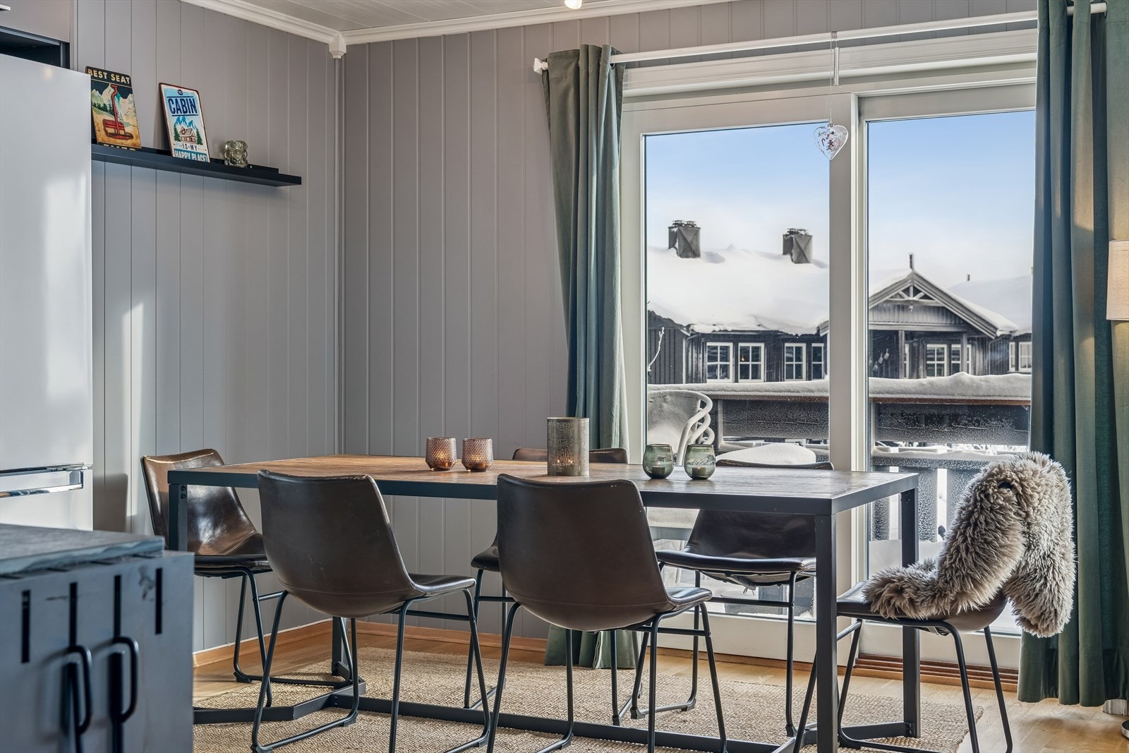 Spiseplassen er naturlig plassert mellom kjøkkenet og stuen, med nærhet til terrassen. Galleribilde