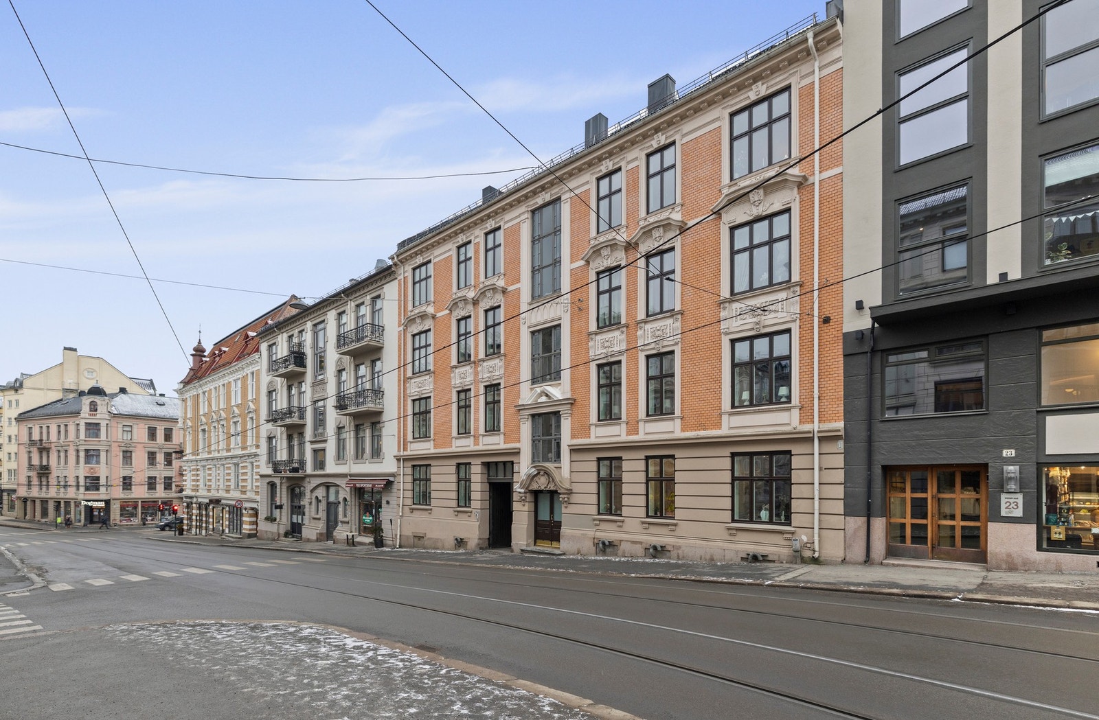Her bor du med kort vei til daglige behov, et bredt utvalg av butikker og servicetilbud samt offentlig transport. Galleribilde