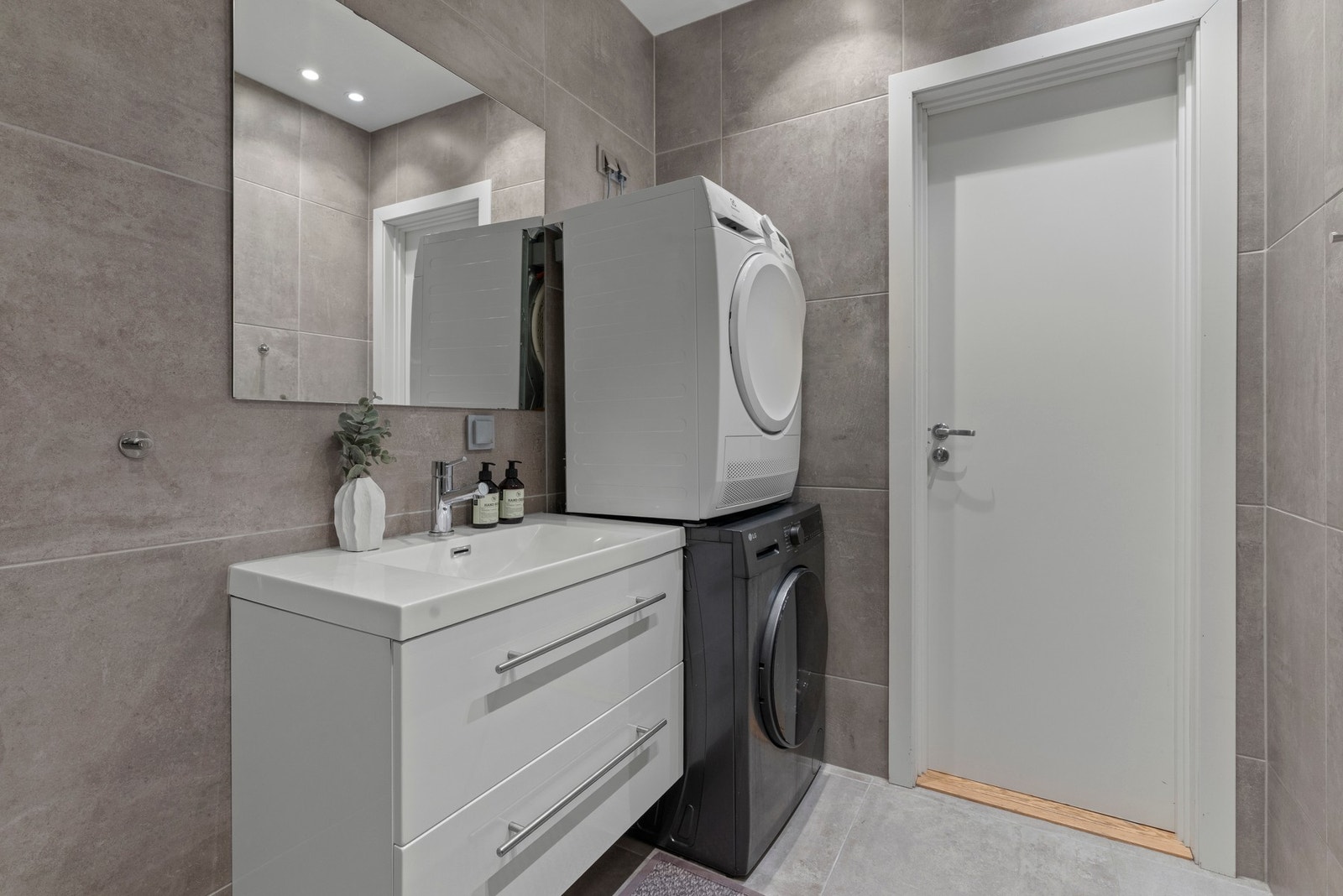 Badet har elektrisk styrt vifte og har opplegg for både vaskemaskin og tørketrommel. Galleribilde