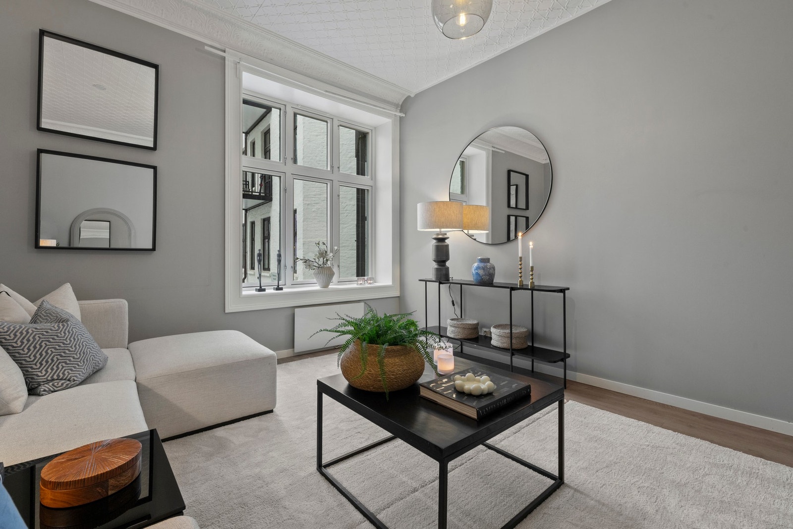 Det er gode møbleringsmuligheter i stuen, med plass til sofamøbler med tilhørende stuebord, TV-løsning, eller annet ønskelig møblement. Galleribilde