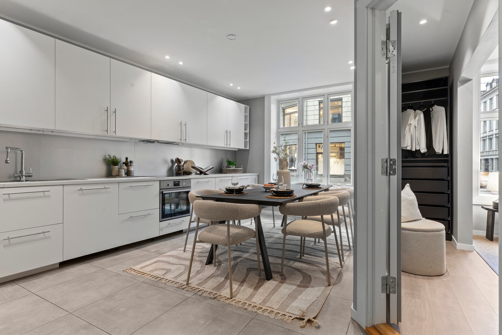 Innbydende og pent Ikea kjøkken fra 2018 med glatte fronter, som ligger adskilt fra stuen. Galleribilde