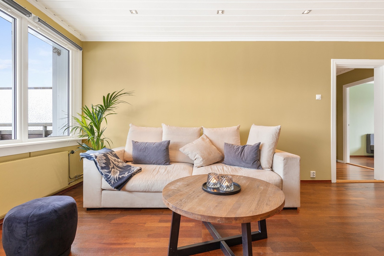 Vinduene og balkongdøren ble skiftet i 2020. Galleribilde