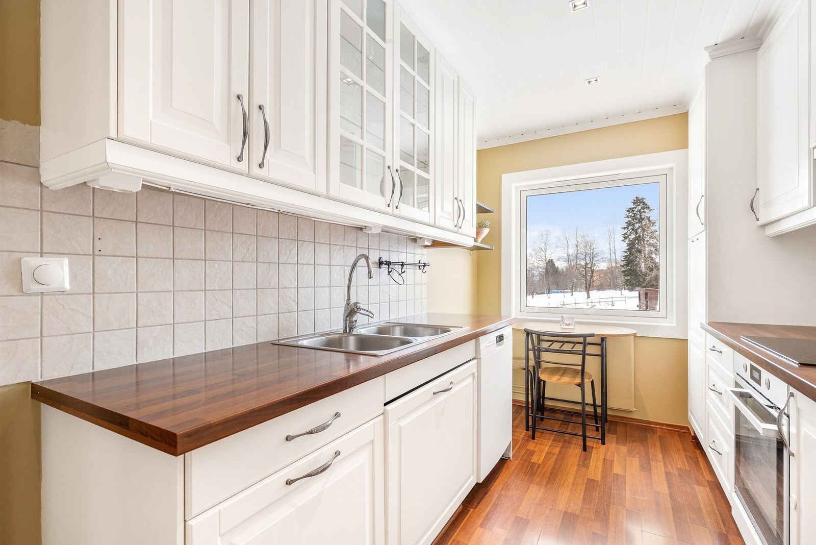 Kjøkkenet er separat og innredet med slette fronter og laminert benkeplate. Galleribilde