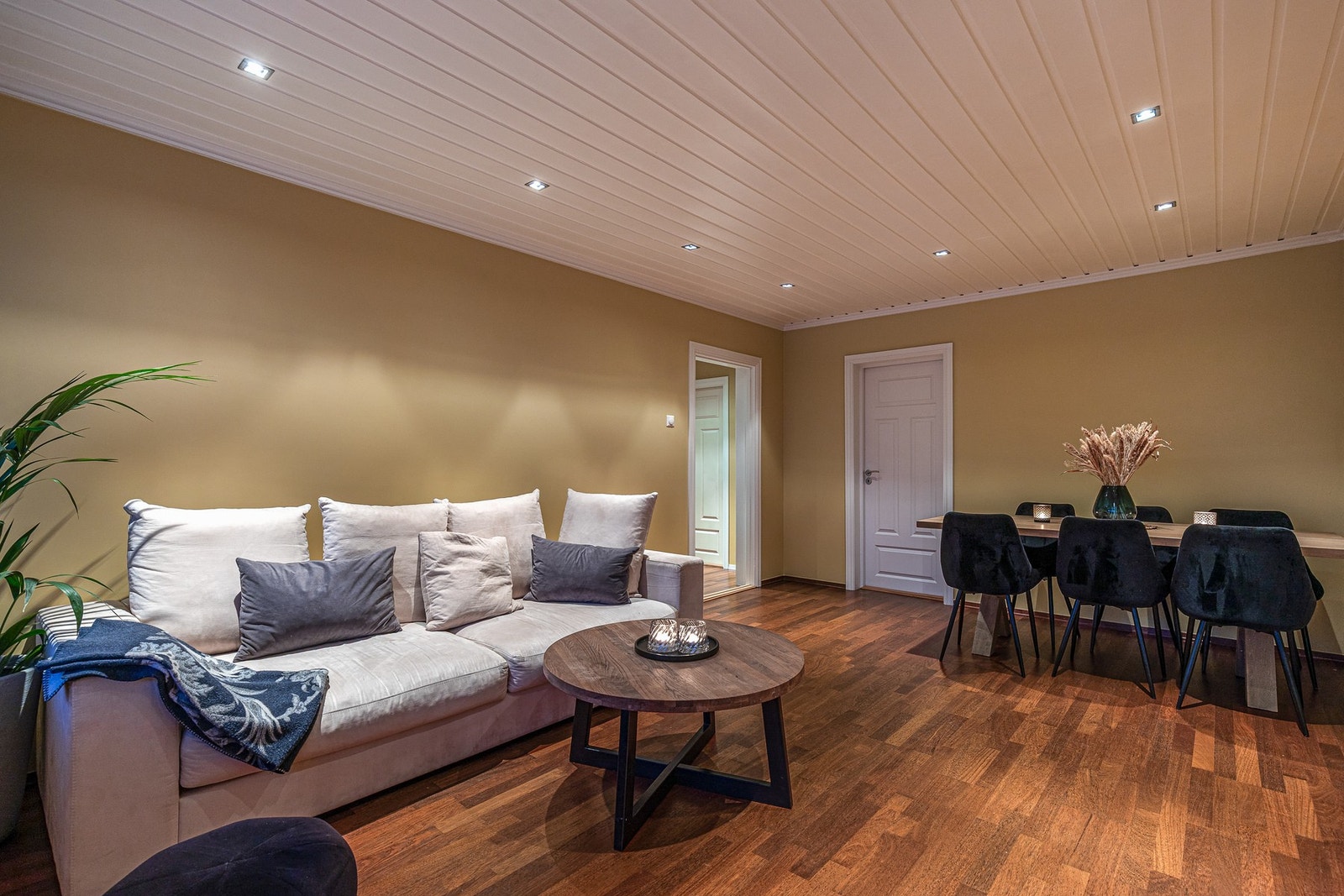 Det er lagt laminatgulv og veggene er slette og malt i tidsriktige farger. Galleribilde