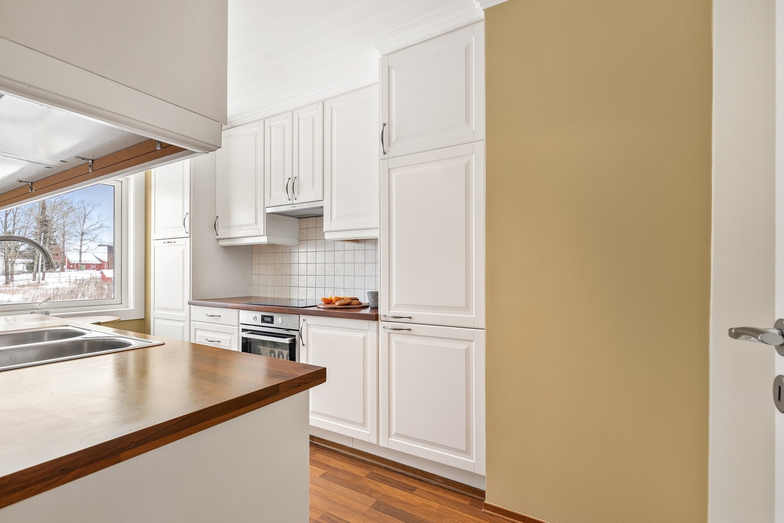 Kjøkkenet er opprinnelig fra 2009 ifølge tidligere salgsoppgaver, men eier har oppgradert med nye hvitevarer etter overtakelsen i 2020. Galleribilde