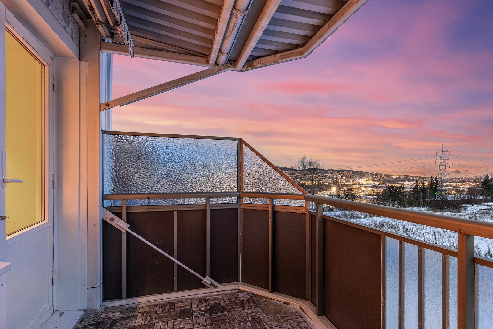 Balkongen er takoverbygget og utstyrt med markise, noe som gjør den svært brukervennlig gjennom store deler av året. Galleribilde