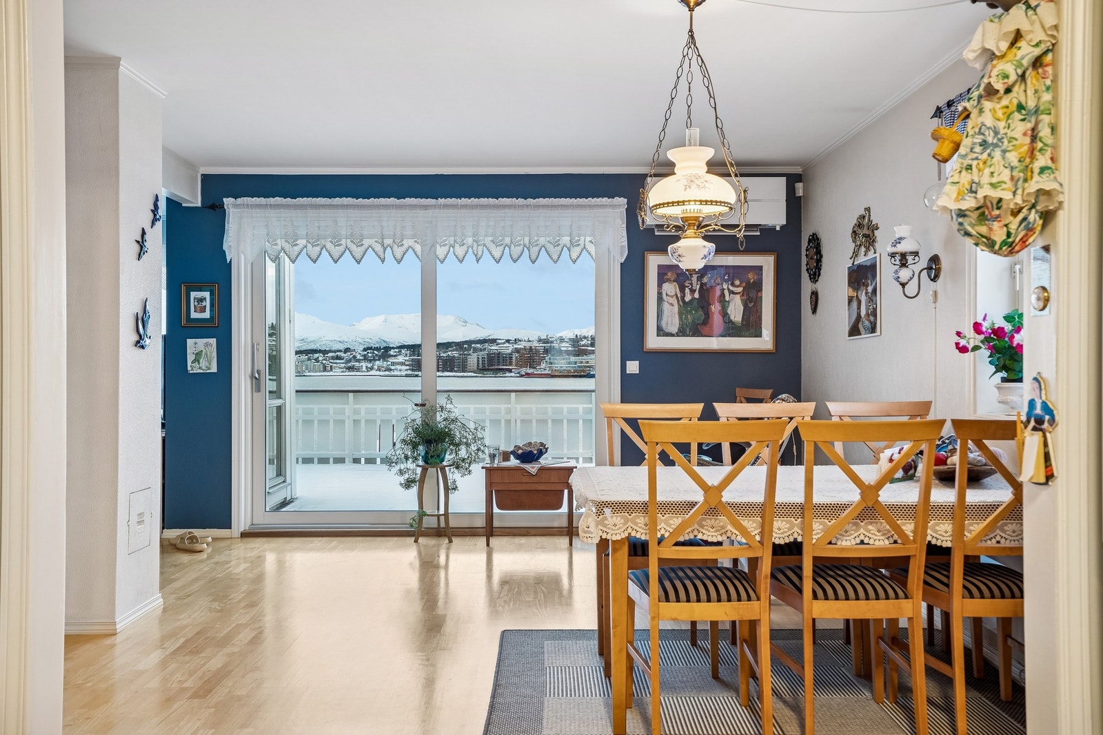 'God plass til spisebord Galleribilde