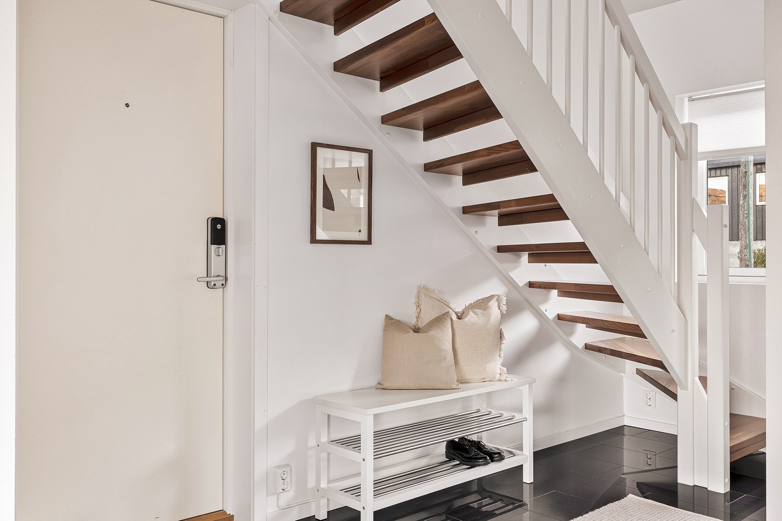 Pent inngangsparti som ønsker deg velkommen! Trappoppgang til soverom/loftstue. Galleribilde