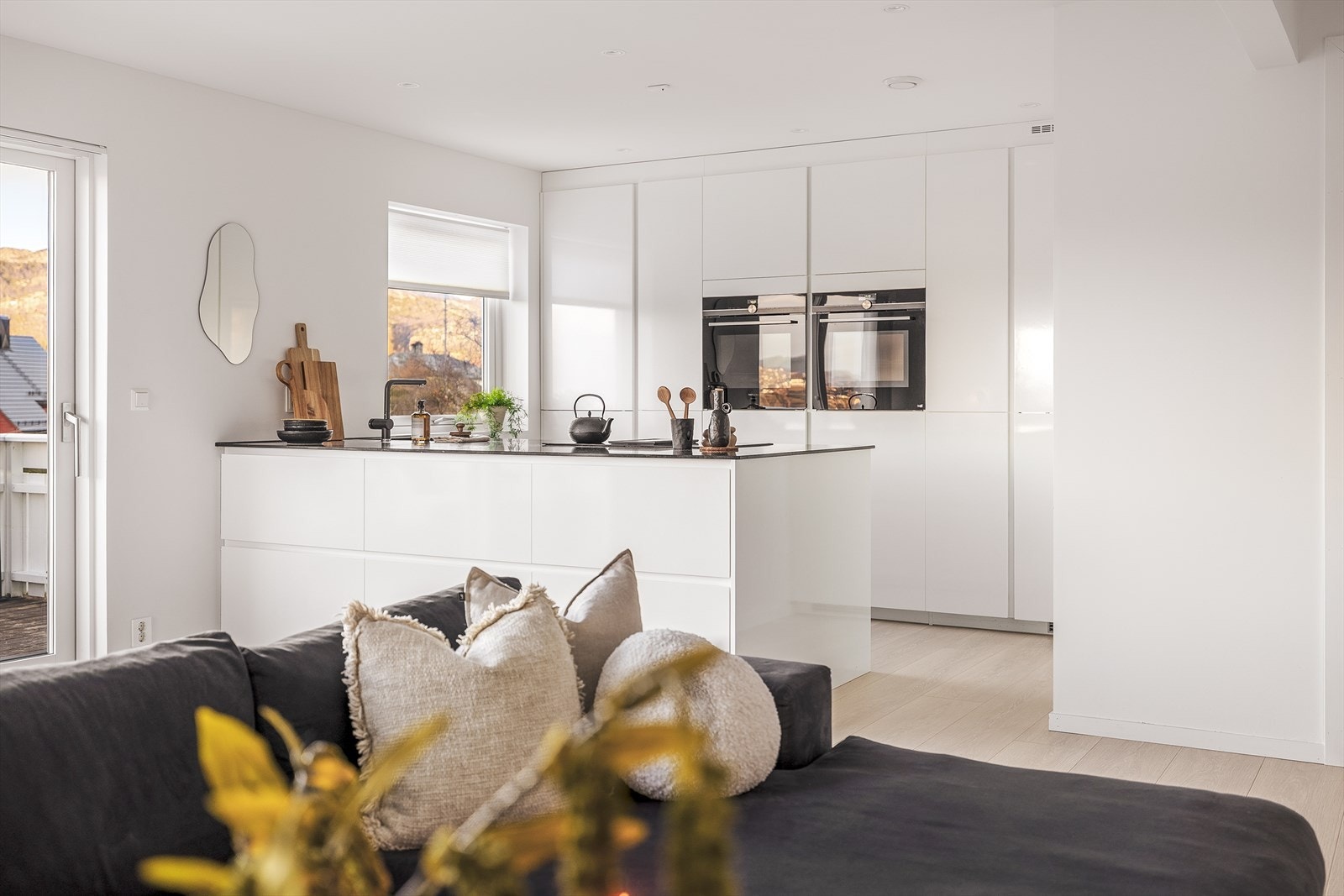 Stue mot kjøkken. Galleribilde