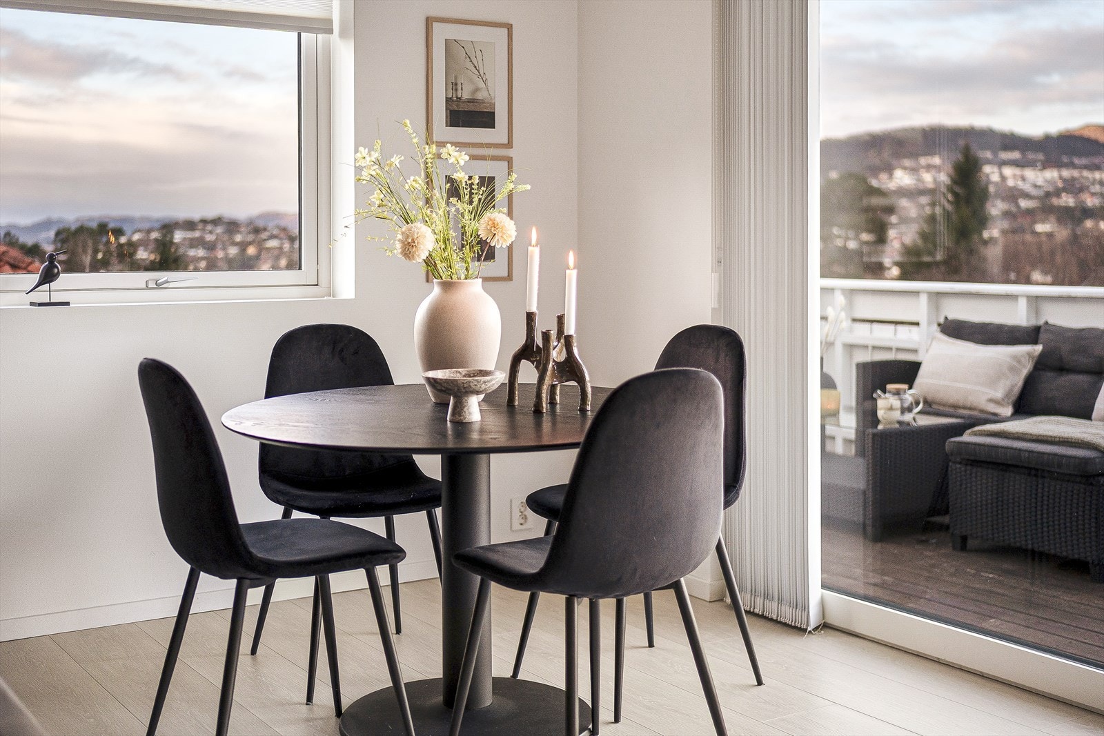 Smakfull leilighet med store skyvedører ut til balkong. Galleribilde