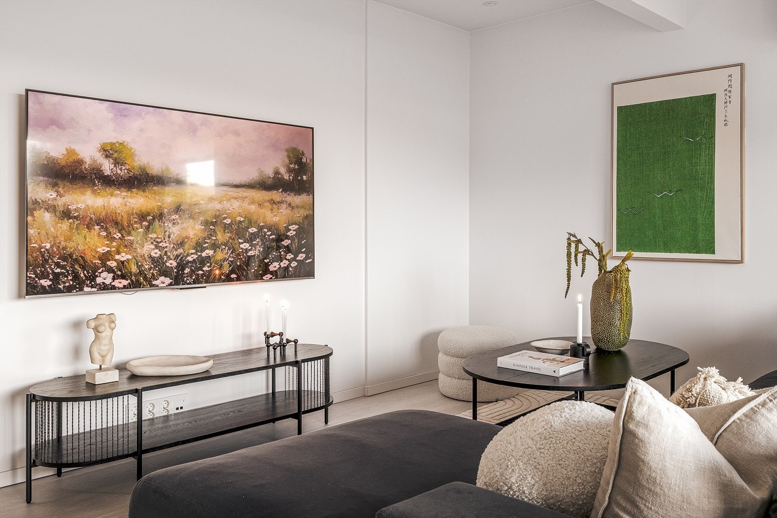 Stuen har mye veggplass som gjør den lett å innrede. Galleribilde