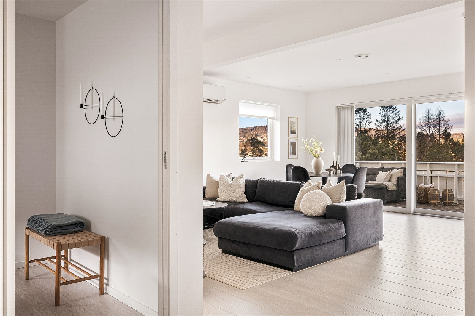 Flott entré som tar deg videre inn i leiligheten. Galleribilde