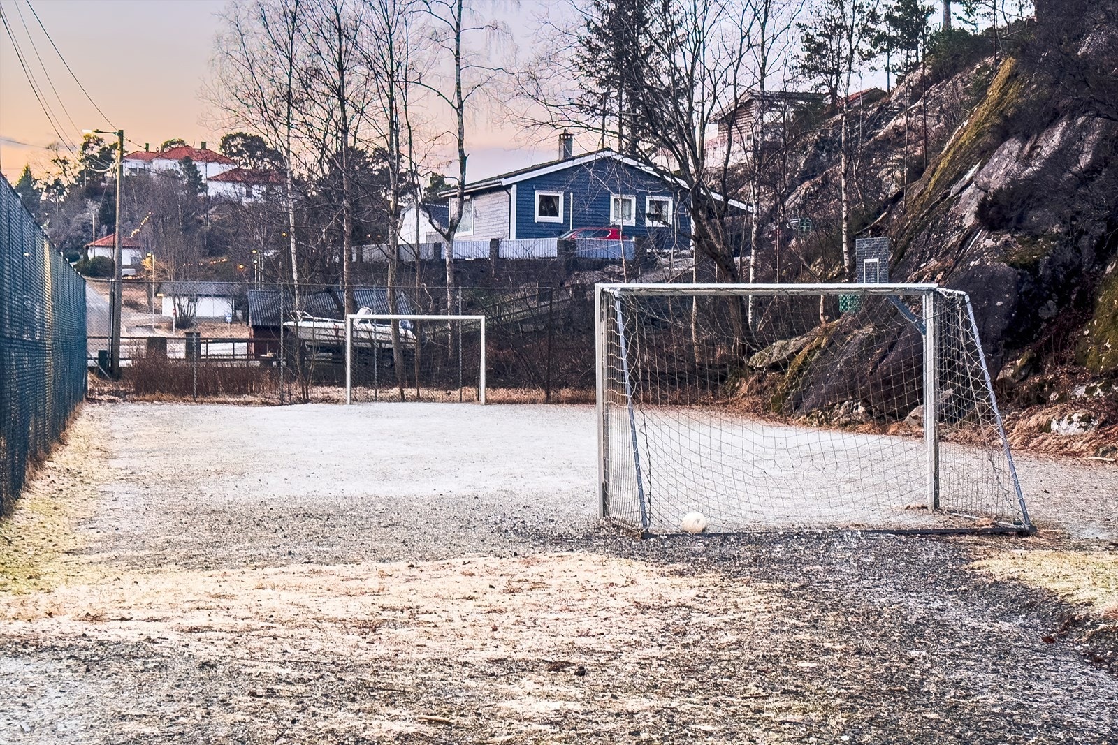 Fotballbane like i nærheten. Galleribilde